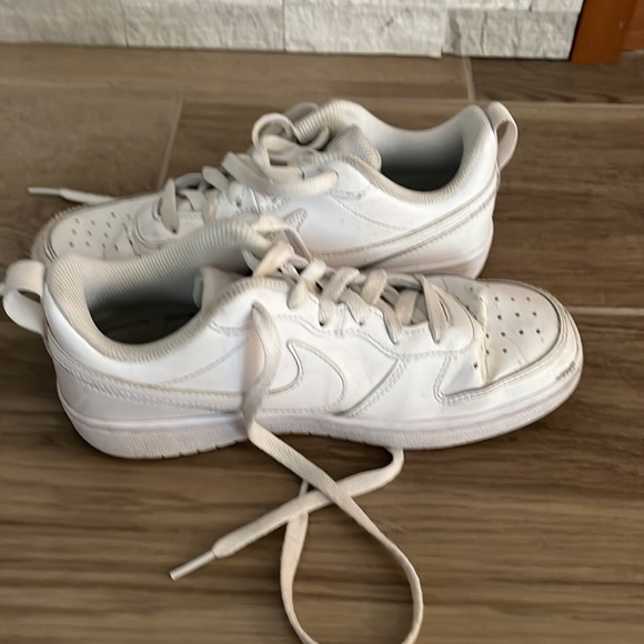 Used Air Force 1’s. US Size 5Y, UK 4.5, EUR 37.5, cm 23.5. Barely Worn - Picture 3 of 4